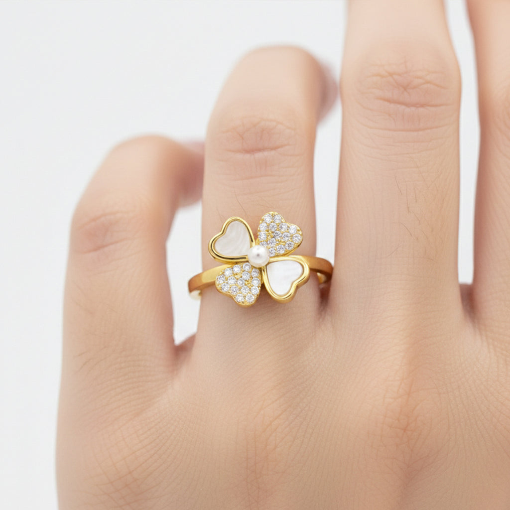 Sparkling Clover Heart Gold Ring